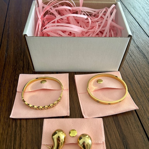 18K Gold Pleated Bangle Bracelet with Clover Design - Picture 4 of 5